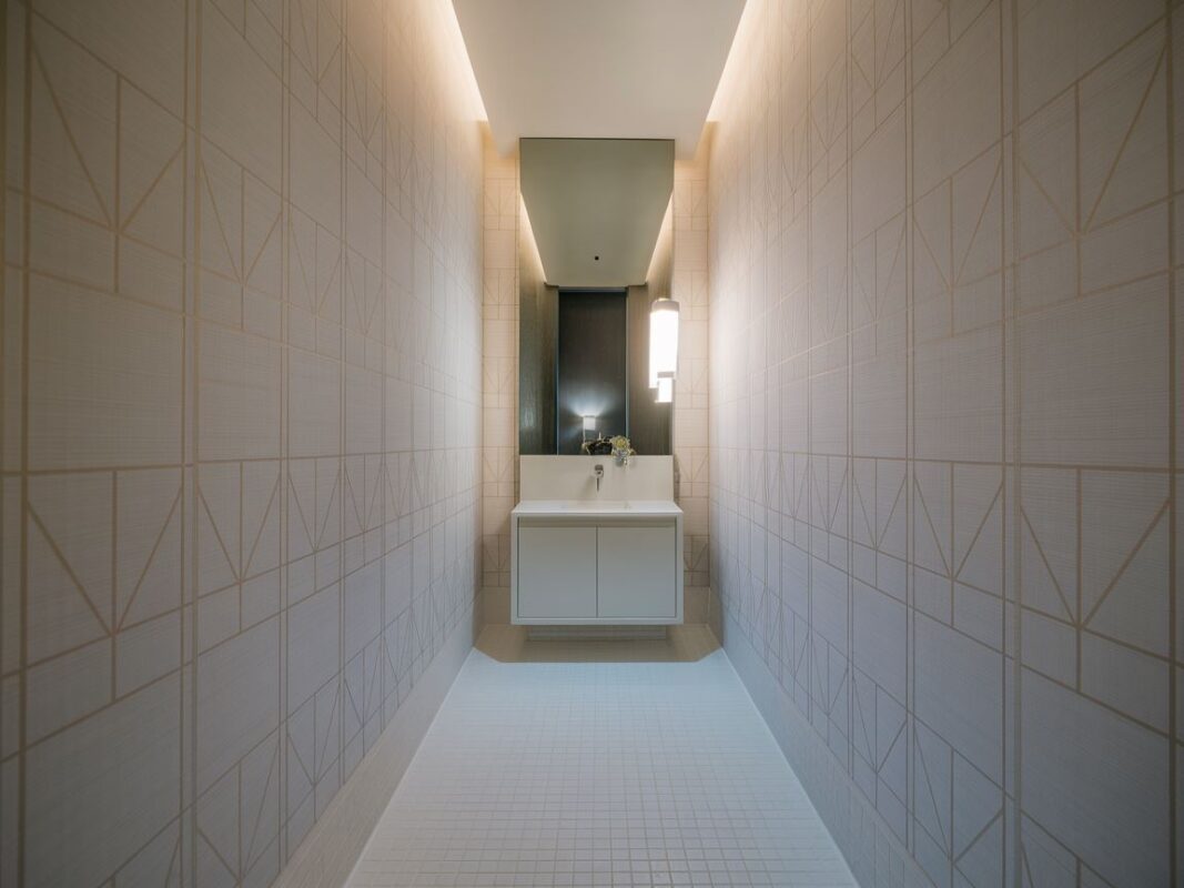 Łazienka z tapetą która powiększa przestrzeń