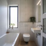 Jak tapety mogą optycznie powiększyć małą łazienkę? 10 sprawdzonych trików na metamorfozę przestrzeni?